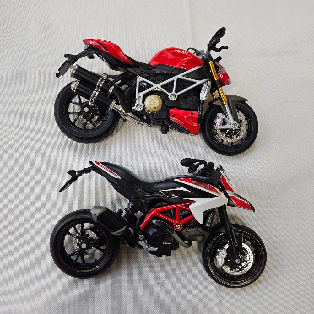 Maisto Ducati 1:18 Scale Diecast Motorcycle‎ Set Streetfighter S Hypermotard SP